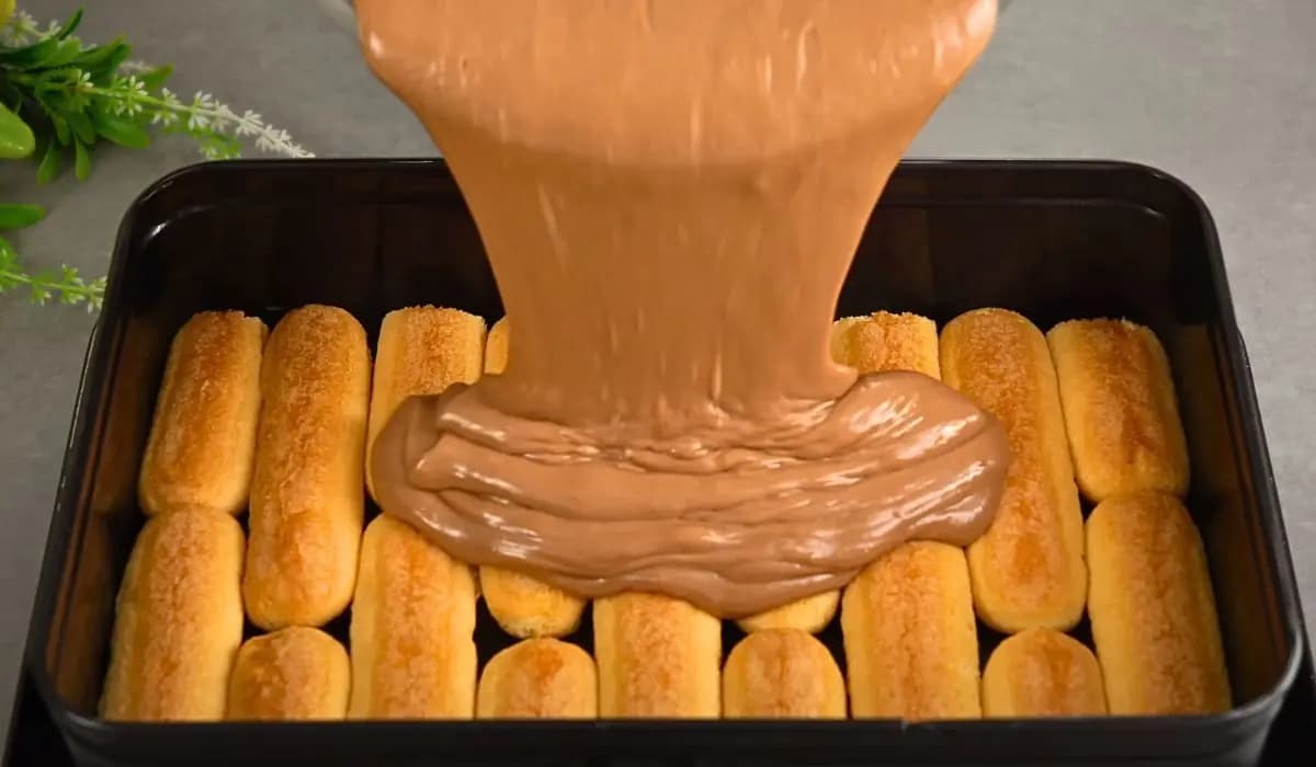 Do formy uložím dlhé piškóty a zalejem ich touto zmesou: Tento koláčik by som mohla jesť stále, pripravený je behom chvíle!