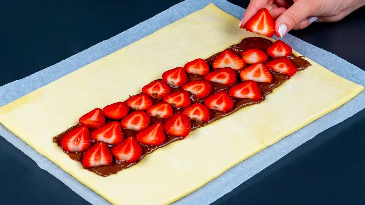 Vezmite jahody, lístkové cesto, Nutellu a urobte tento super krémový koláč za 10 minút: Obľúbený dezert mojej rodiny!