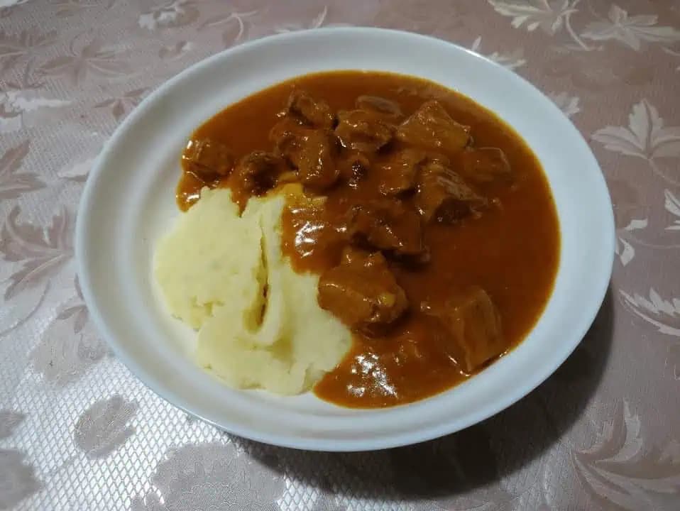 Domáci poctivý GULÁŠ a zemiaková kaša podľa receptu z čias socializmu: Varím ho takto už 40 rokov!