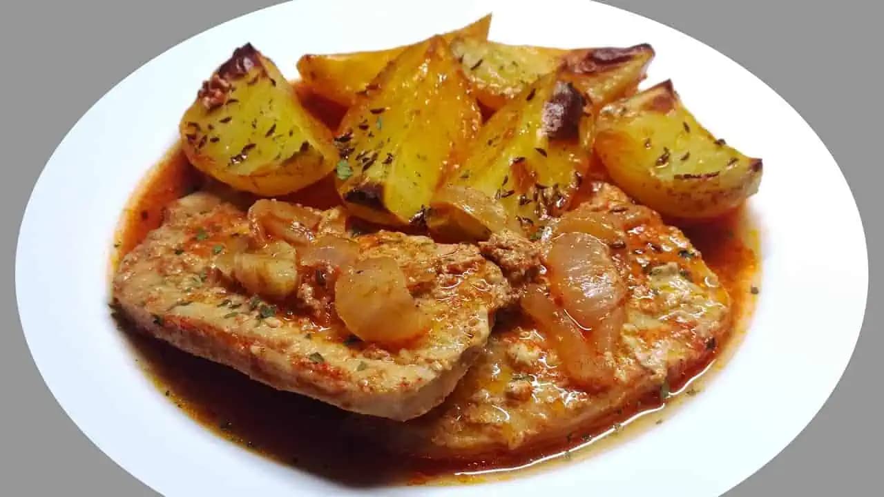 NEDEĽNÉ bravčové karé pečené v rúre spolu so zemiakmi: Na slávnostnom stole to u nás nesmie chýbať!