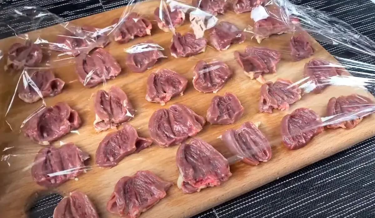 Srdiečka očistíme, prikryjeme fóliou a vyklepeme tĺčikom: Za tento recept by mal niekto dostať ocenenie!