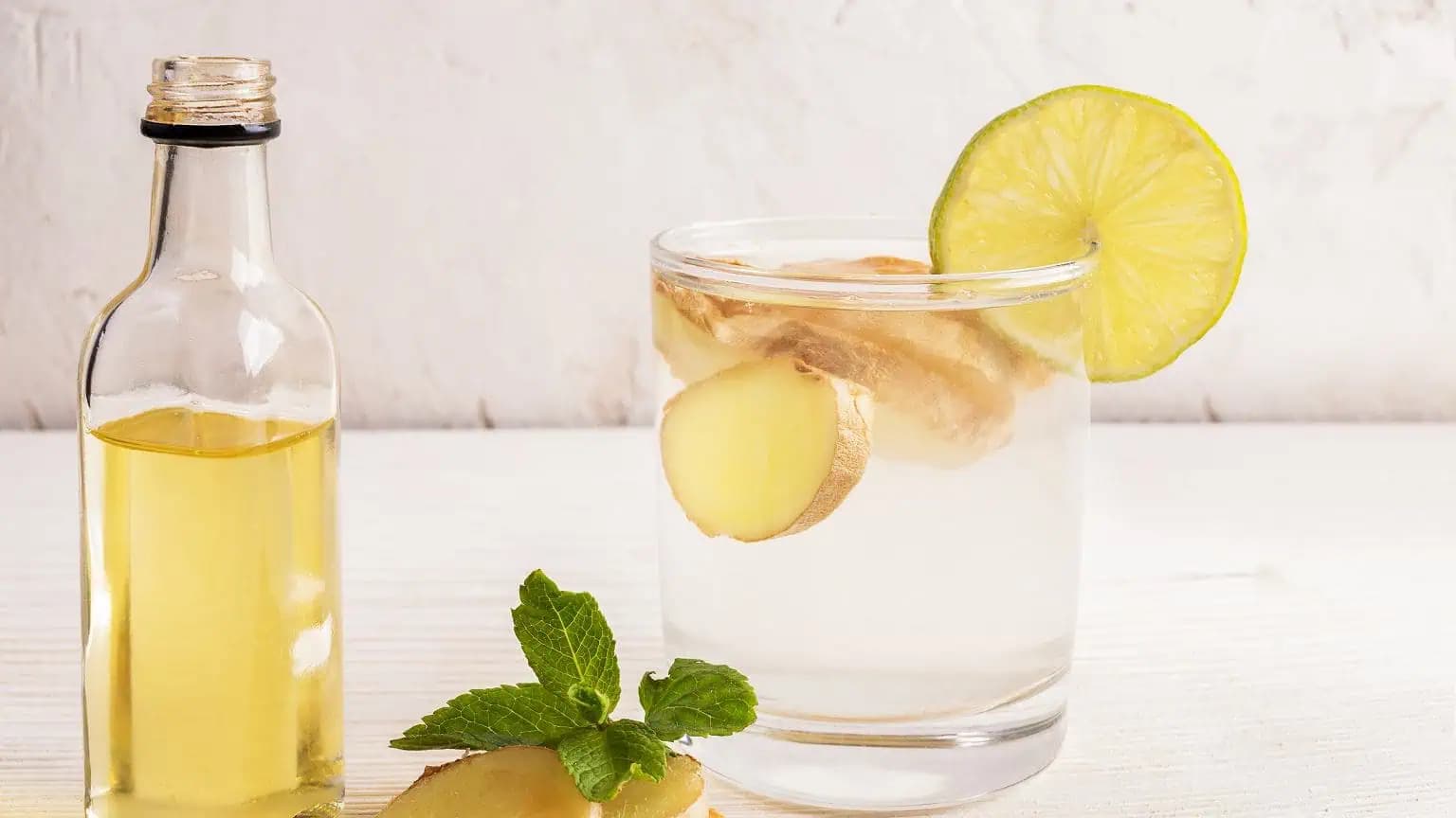 Hydratuje lepšie ako voda a v horúcom počasí je spásou. Ako si vyrobiť domáci izotonický nápoj?