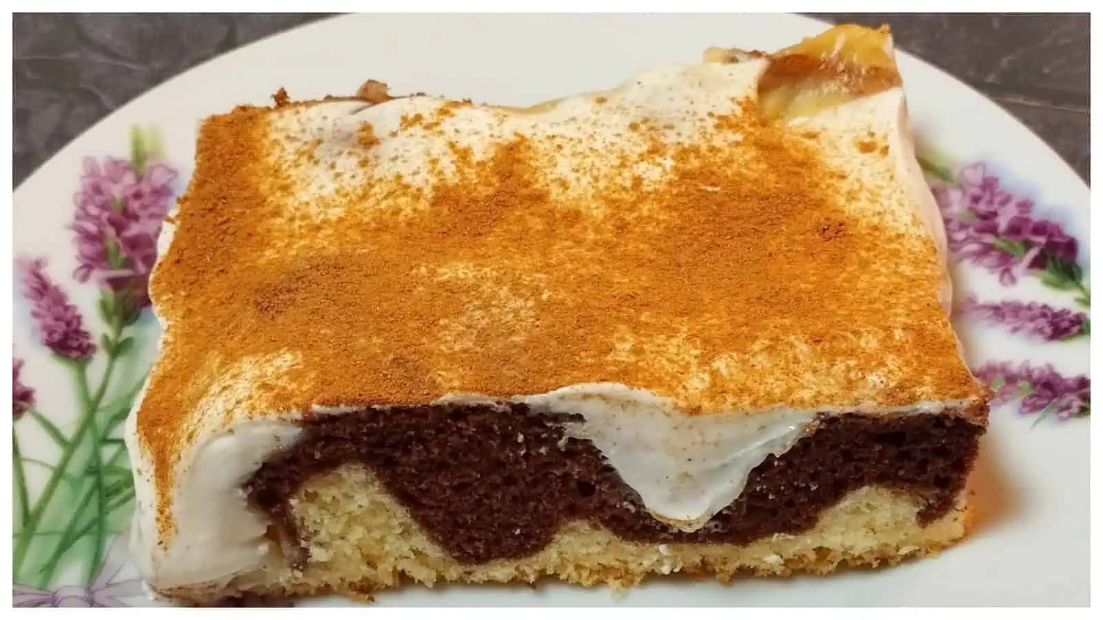 Vynikajúci koláč s pudingom, kyslou smotanou a škoricou: Neodolateľná pochúťka!