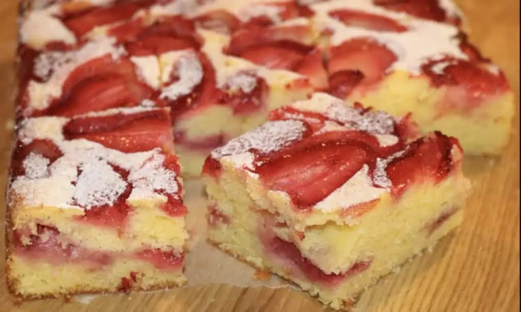 Jednoduchý a rýchly jahodový koláč s TVAROHOM: Šťavnatý, vynikajúci a viete ho pripraviť za 5 minút!