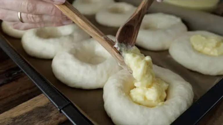 Z kysnutého už nepečiem, toto je jednotka: Fantastické RÝCHLE moravské koláče – vyzerajú ako od babičky a tá vôňa v kuchyni sa nedá opísať!