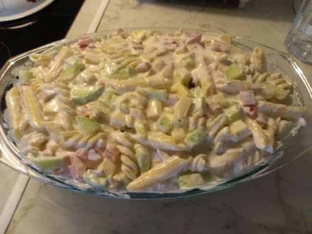 Bombastický cestovinový šalát s kyslou smotanou – za 15 minút hotový: Prudko žravý a hotový hneď, ideálny rýchly obed!