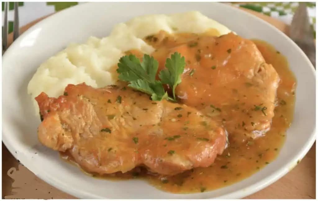 Kuracie prsia na paprike a kyslej smotane so zemiakovou kašou: Mäsko sa doslova rozpadá na jazyku!