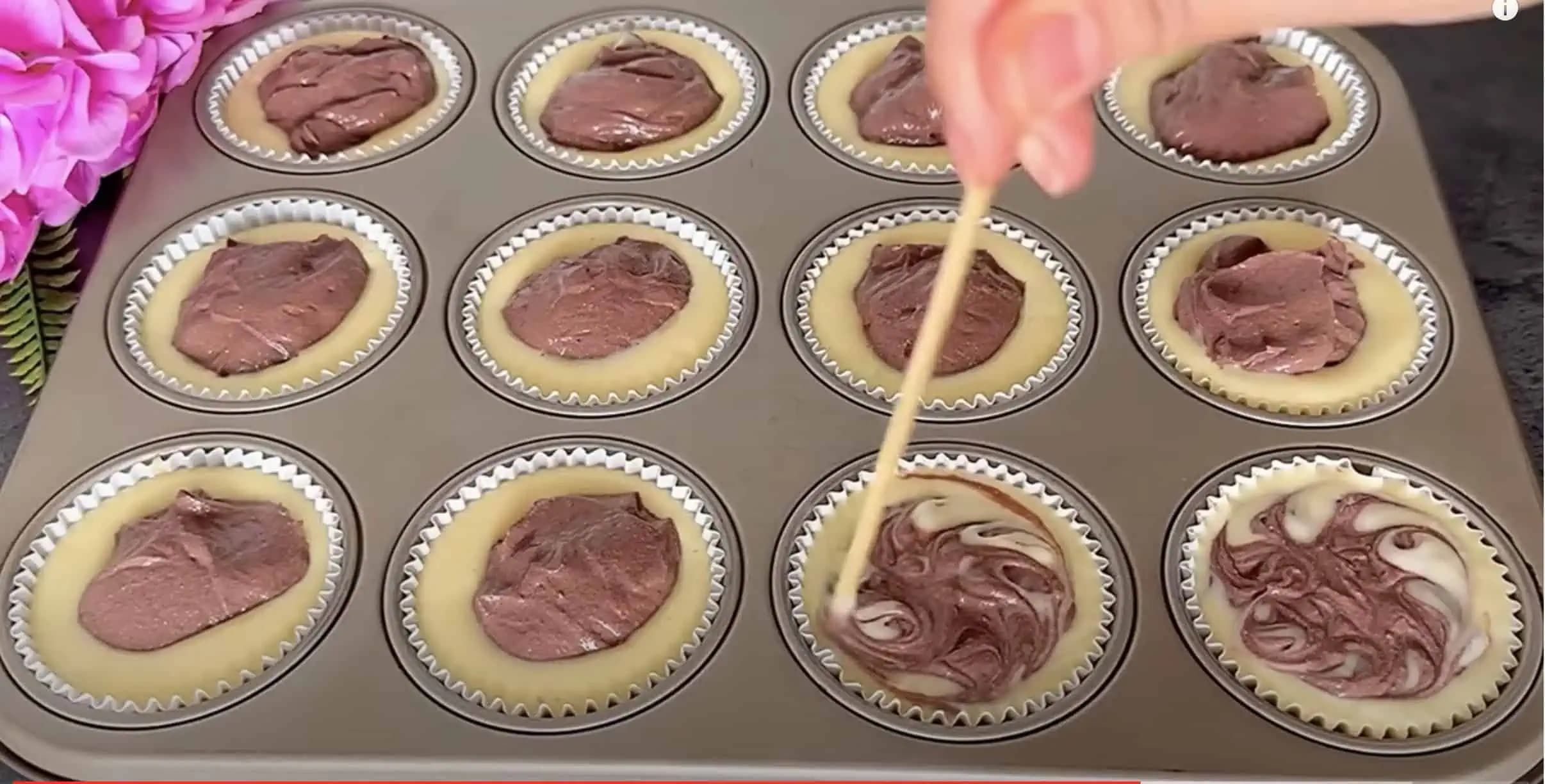 Mramorová BÁBOVKA pečená vo forme muffiny: Za mňa sú to najlepšie JEMNÉ koláčiky, aké existujú!