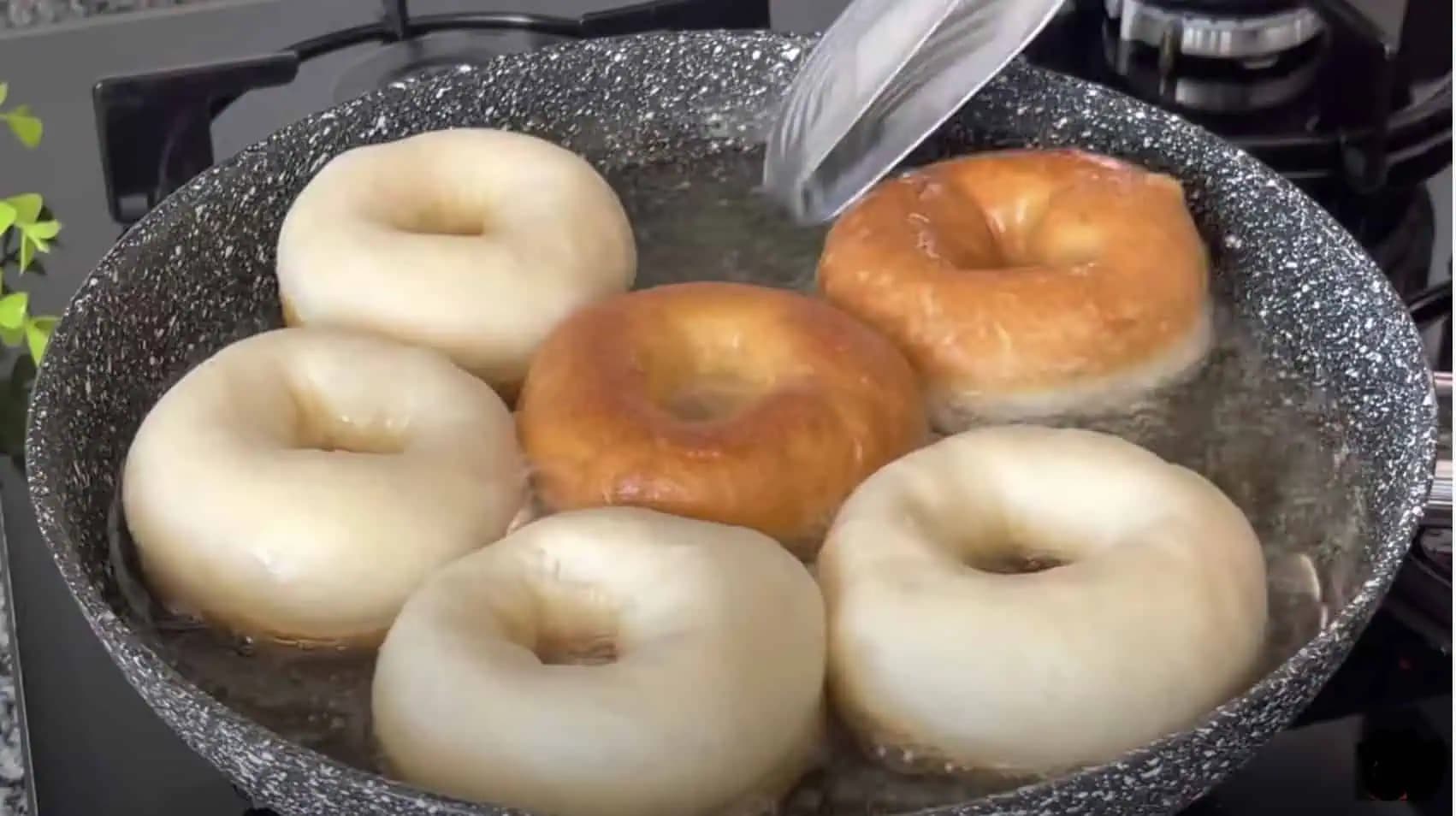 TOTO je dôvod, prečo majú staré kuchárky vždy dokonalé šišky: NIKDY nenasiaknu olejom a sú mäkké ako pampúšiky!