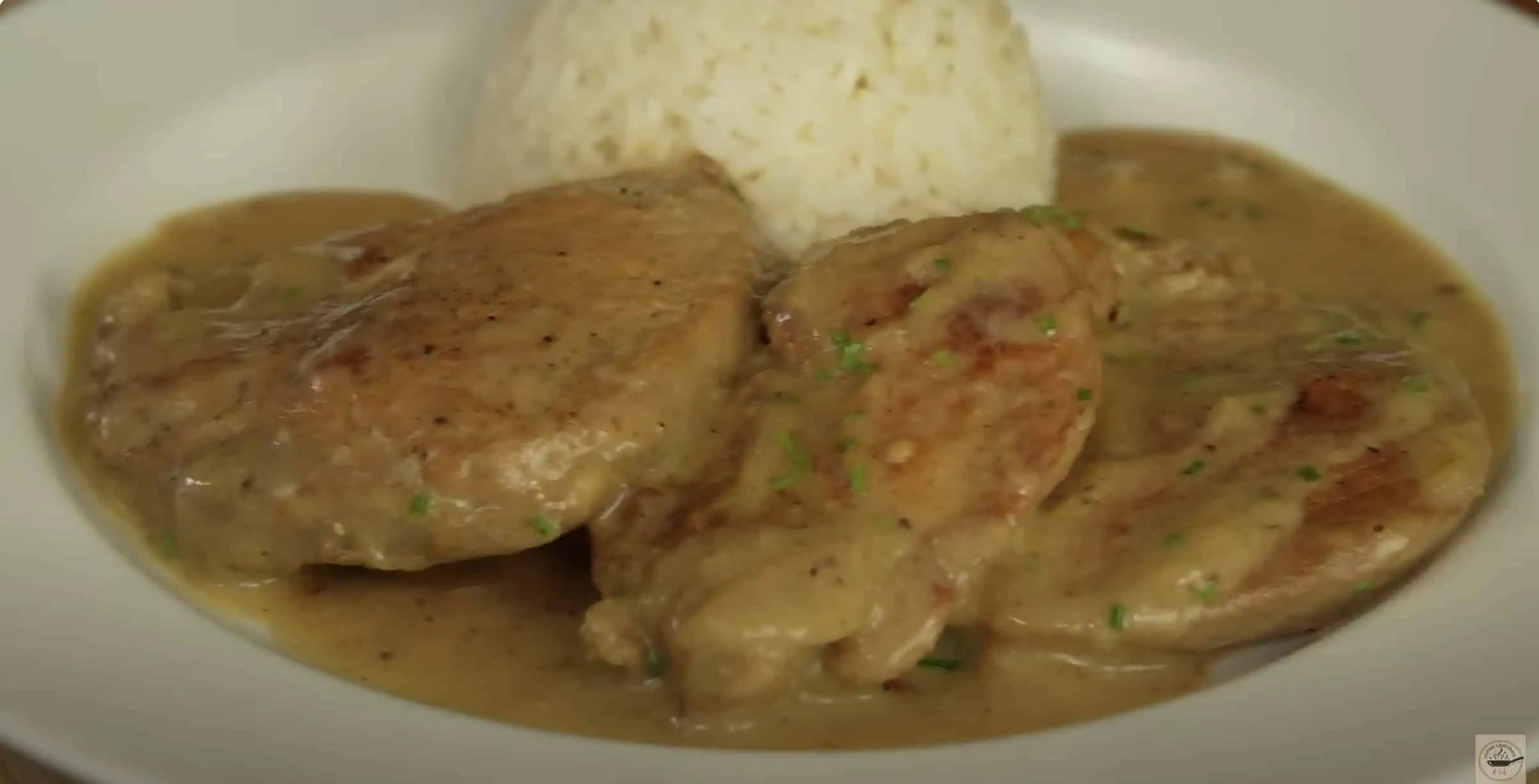 PRÍRODNÉ bravčové rezne na kyslej smotane: Minútková príprava a lepšie mäsko ste dávno nejedli!