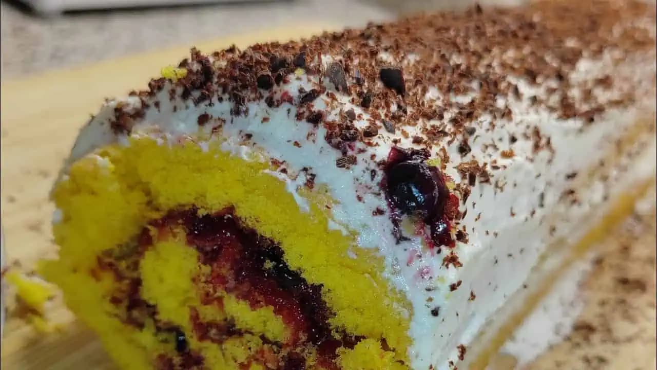 Najjemnejšia a NAJRÝCHLEJŠIA piškótová roláda s ovocím a šľahačkou: Chutí nám najviac zo všetkých!