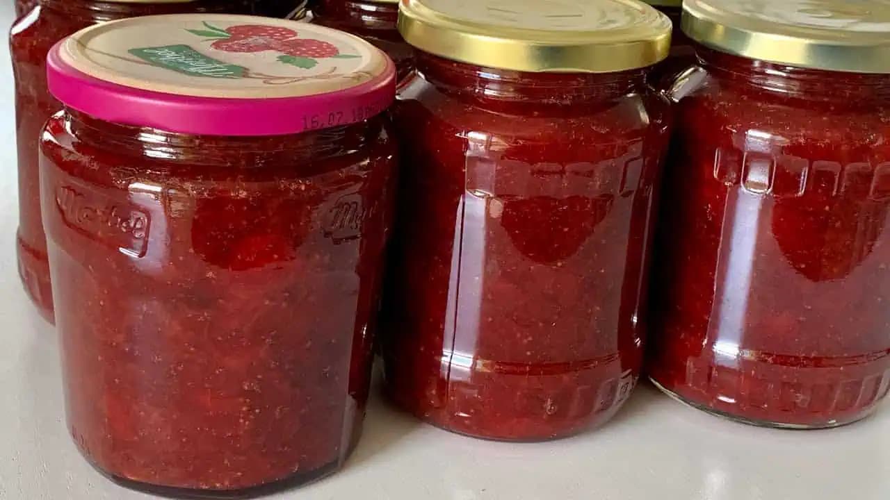 Ako pripraviť najlepší jahodový džem na zimu BEZ želírovacieho prípravku? Odskúšaný a detsky jednoduchý recept!
