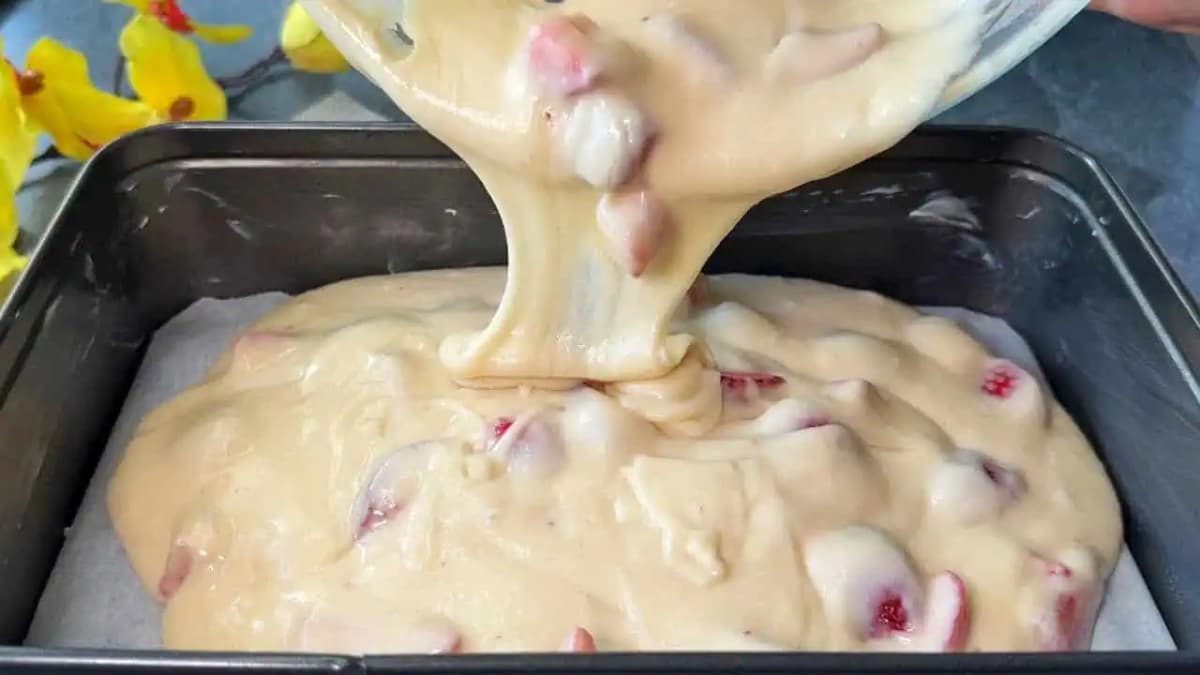 Všetko len zamiešam a hotovo: KOLÁČ, topiaci sa v ústach – pečiem ho celý rok!