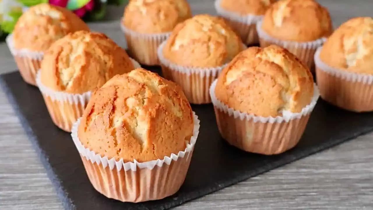 Jednoduchý recept na vanilkové muffiny. Super mäkké a nadýchané – najjednoduchšie pečenie!