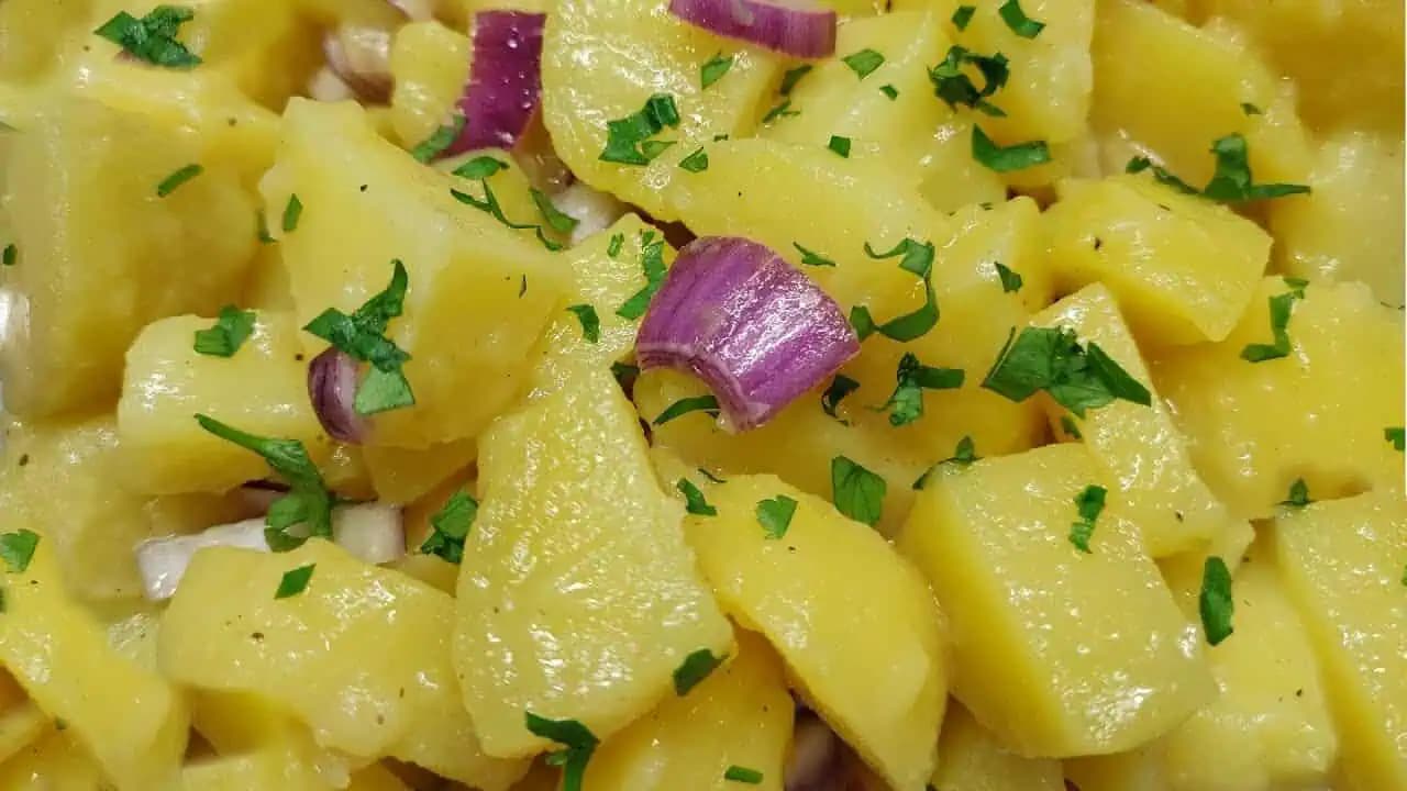 LETNÝ zemiakový šalát: Zabudnite na ťažké šaláty s majonézou, toto je najväčšia delikatesa zo zemiakov!