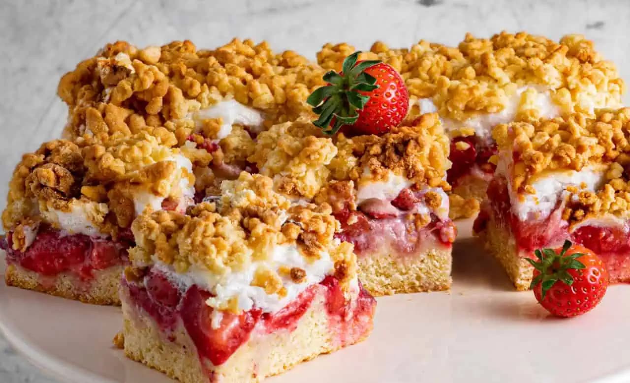 Krehký JAHODOVÝ koláč s mrveničkou: Na tento koláč čakám celý rok – rýchly a jednoduchý recept!