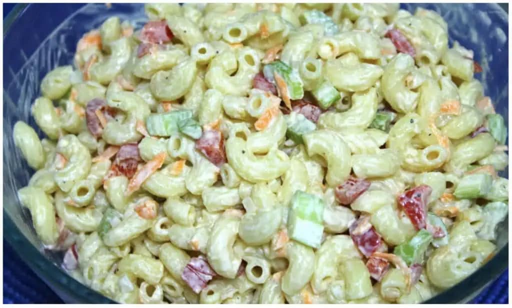 BOMBASTICKÝ cestovinový šalát s kyslou smotanou: Ľahký a rýchly obed za 15 minút, ukladajte RECEPT!