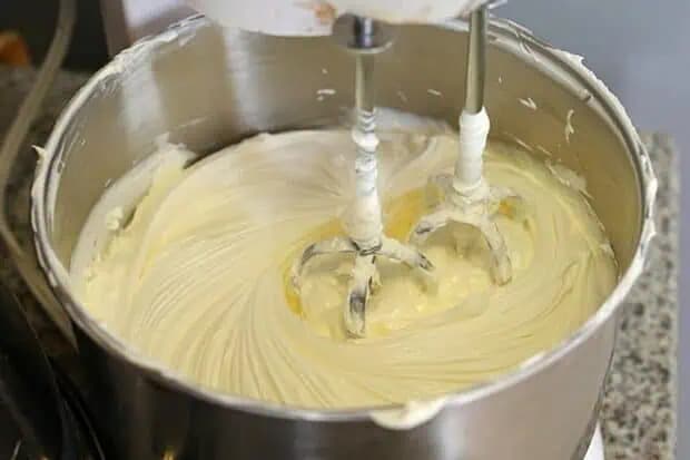 Cukrárka poradila, ako vyrobiť najlepší krém na zdobenie a plnenie len z 3 prísad: Hodí sa do všetkých tort a zákuskov a perfektne drží!