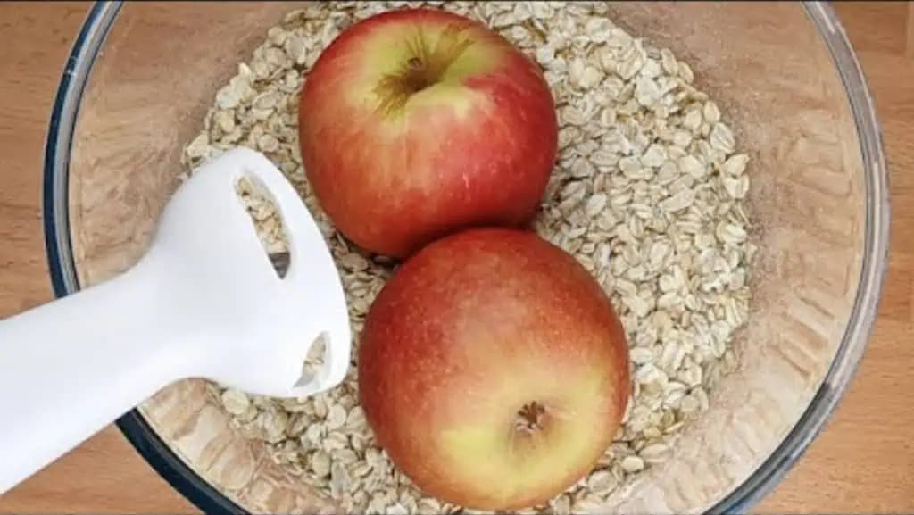 ROZMIXUJTE len ovsené vločky, 2 jablká a urobte to hneď ráno: CHUDNUTIE ide úplne samo a kilá sa nevrátia!