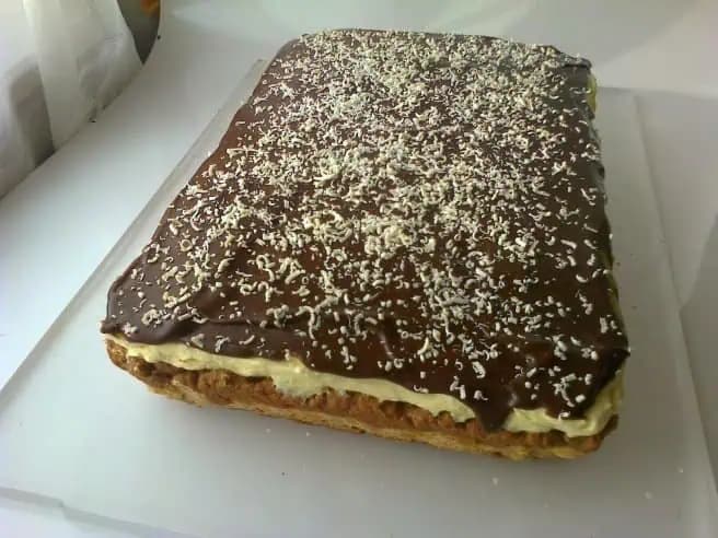 Najlepší vrstvený koláč s pudingom a kyslou smotanou: Rýchly a jednoduchý!