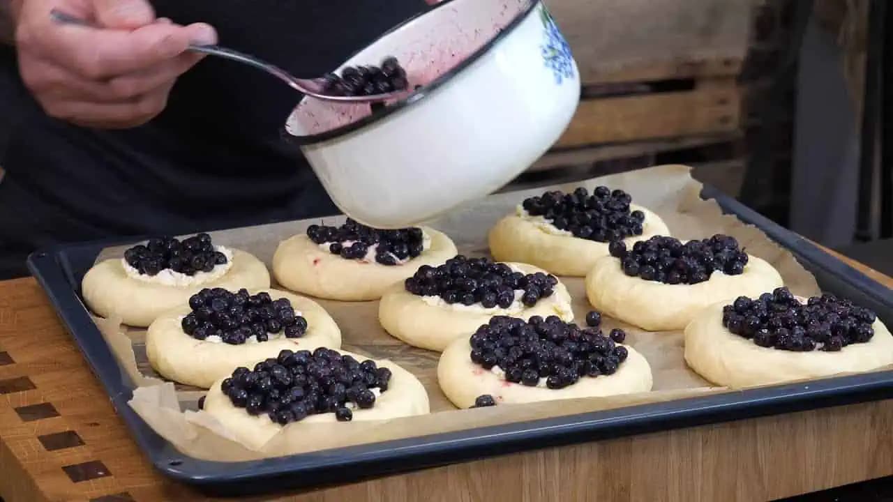 MORAVSKÉ koláče s tvarohom a čučoriedkami budú hitom celej sezóny: Vláčne a mäkučké ako pavučinka!