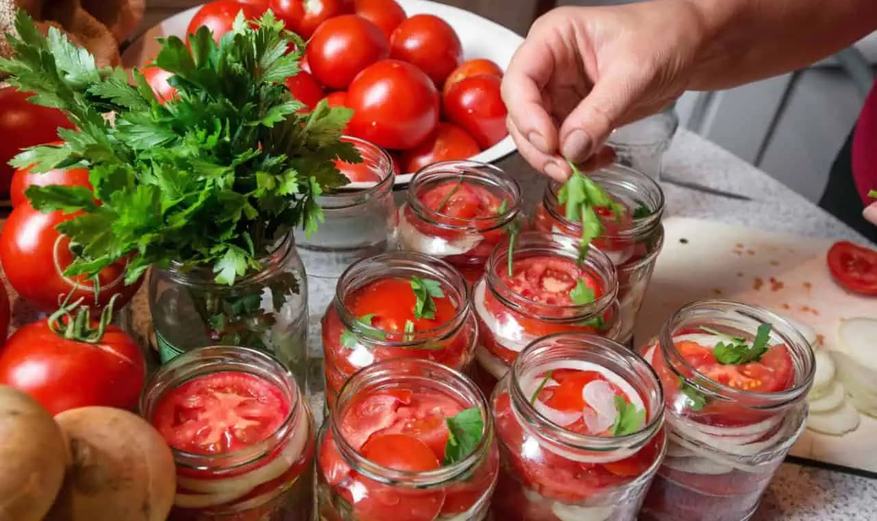 Babička pripravuje fantastický paradajkový šalát v pohároch: Aj v zime chutia ako priamo z kríka!