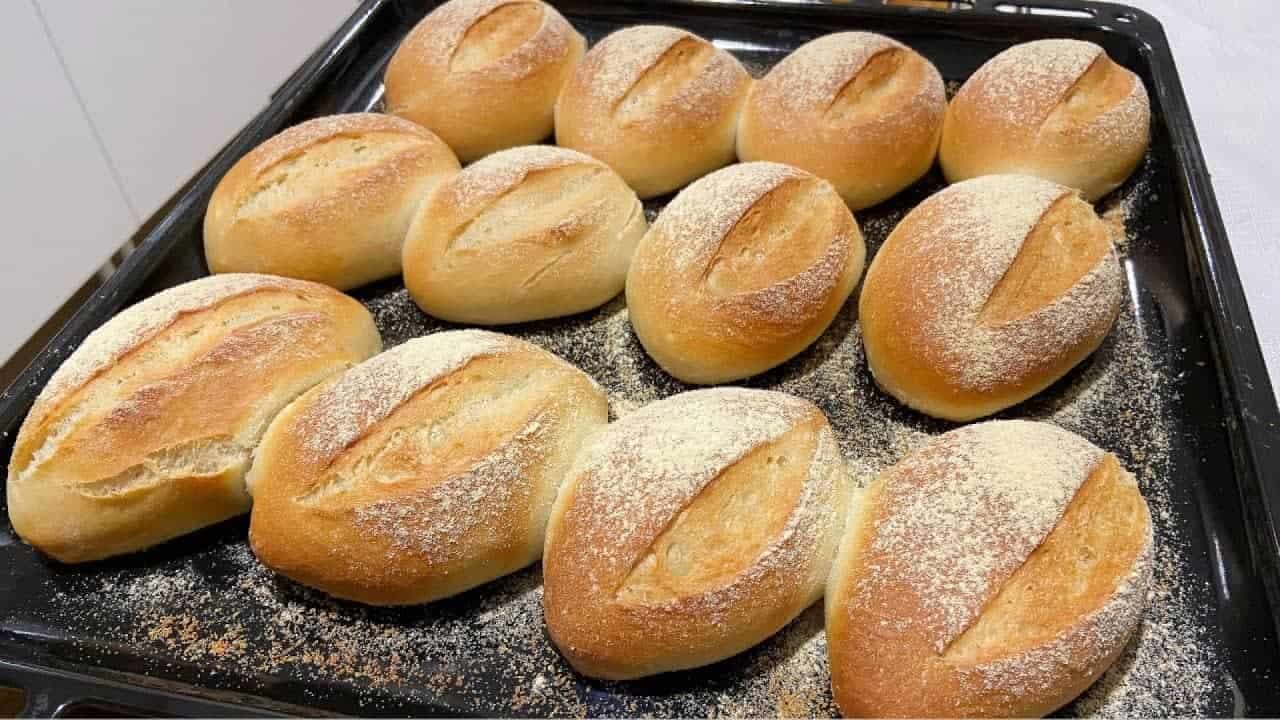 Domáce turecké žemle – hrnčekový recept: Výborné pečivo ako z pekárne, stokrát lepšie ako gumové rožky zo supermarketu!