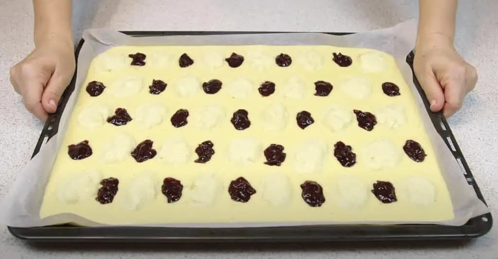 TVAROH a lekvár len navrstvím lyžičkou na cesto a dám piecť: Najväčšia DELIKATESA z hrnčeka, pečiem každý týždeň!