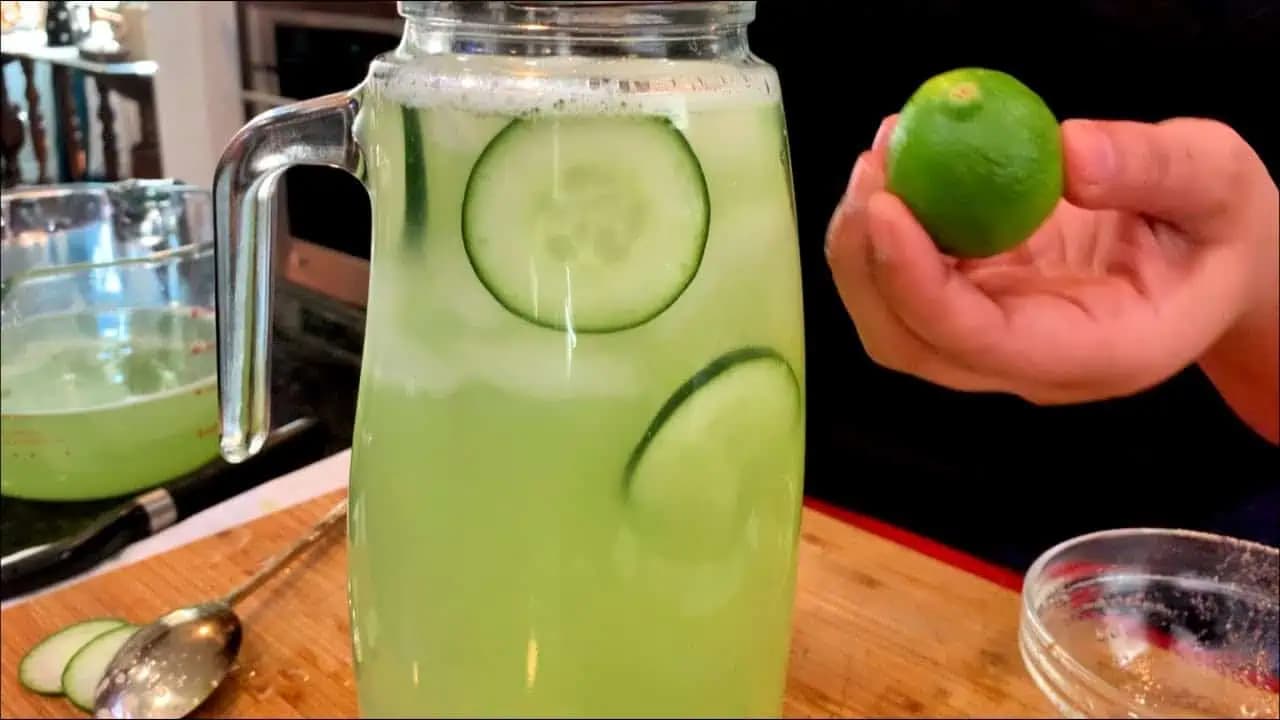 Najrýchlejší detox a vysávač nadbytočnej vody z tela: RECEPT na uhorkovú limonádu od výživového poradcu, zbožňuje ju celá rodina!