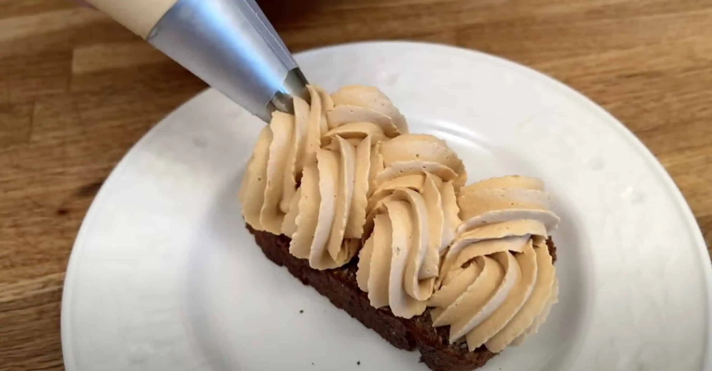 Už ste niekedy skúsili karamelovú šľahačku? Je to to NAJLEPŠIE na zdobenie a plnenie koláčov. Dávam ju aj na palacinky!