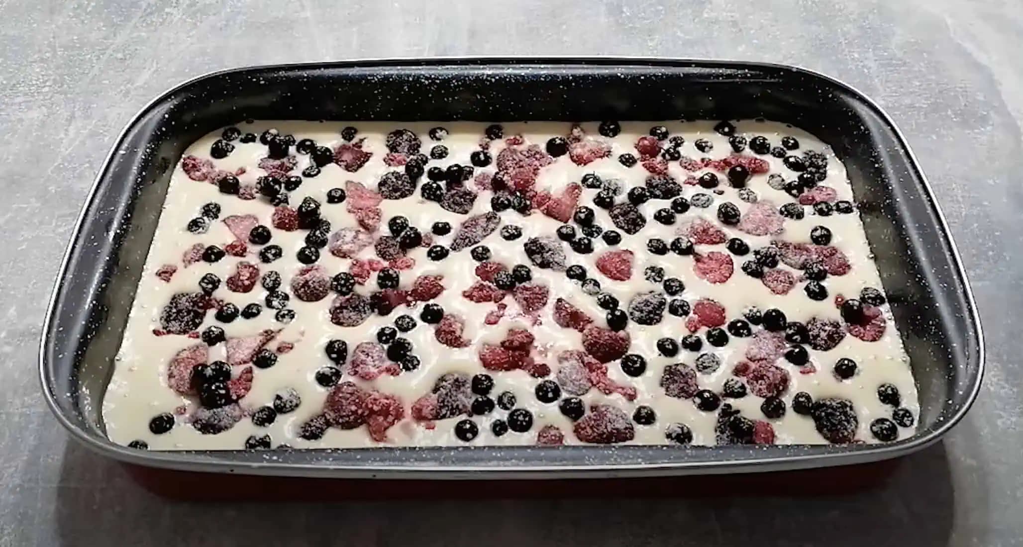 5 minútový hrnčekový koláč, ktorý sa topí v ústach: Tak lahodný a šťavnatý ovocný koláč som ešte nejedla!