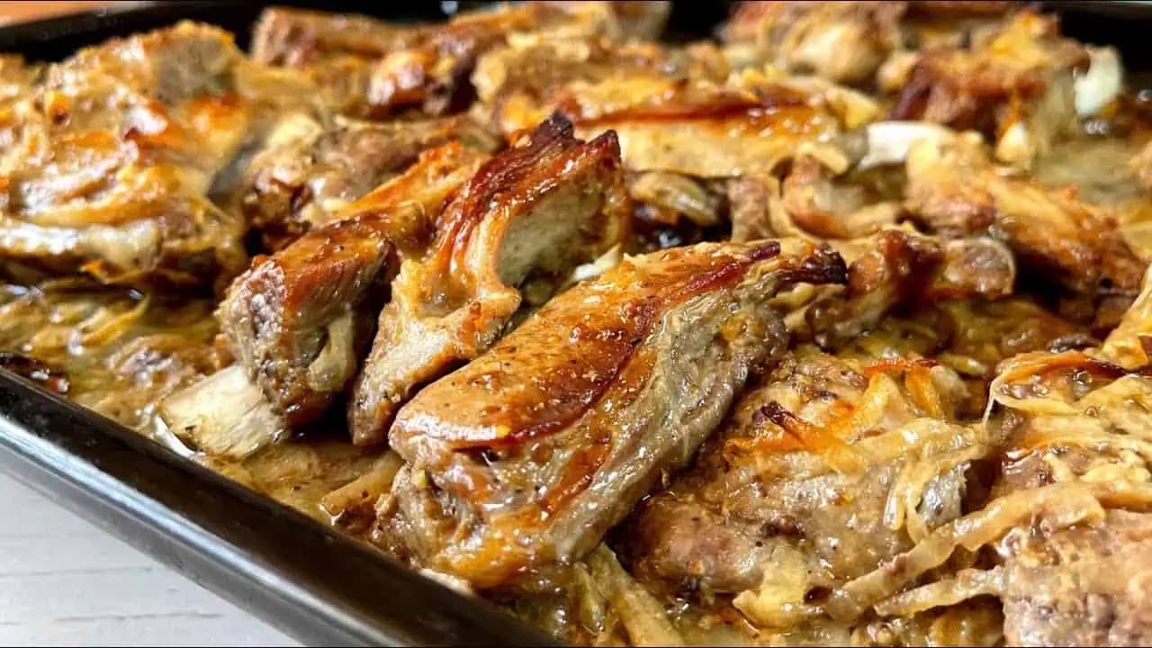 Položte bravčové mäso na KAPUSTU a dajte piecť: DELIKATESA, do ktorej sa zbláznila celá rodina!