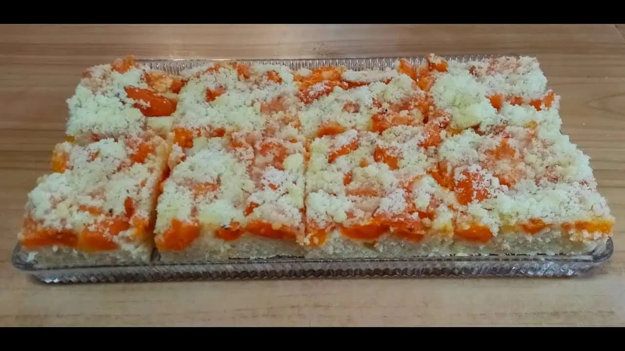 Z kysnutého už nepečiem, toto je jednotka: Fantastický RÝCHLY marhuľový koláč s mrveničkou – vyzerá ako od babičky a tá vôňa v kuchyni sa nedá opísať!