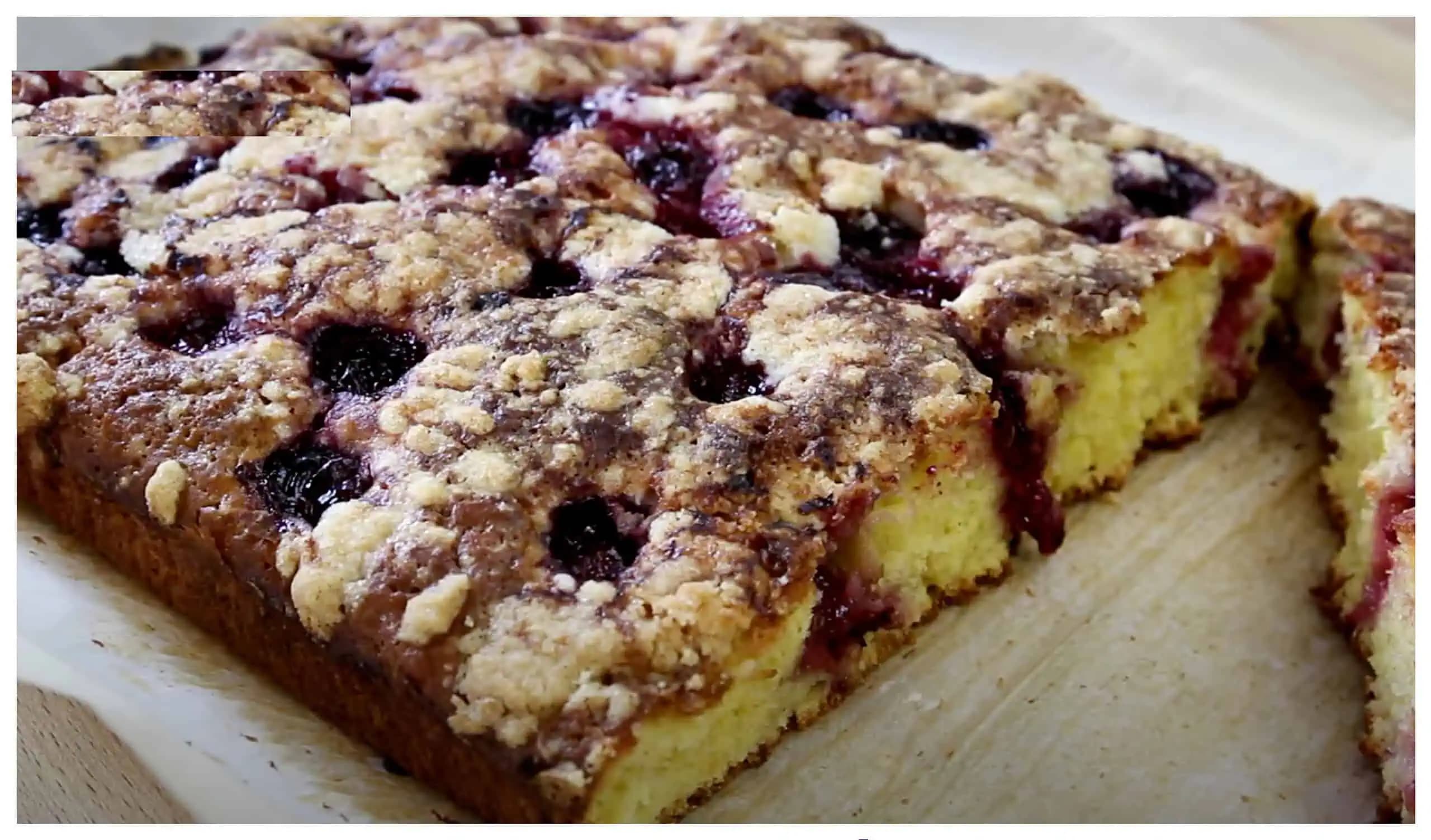 Ovocný koláč s drobenkou: Jednoduchý, nadýchaný a bez šľahača!