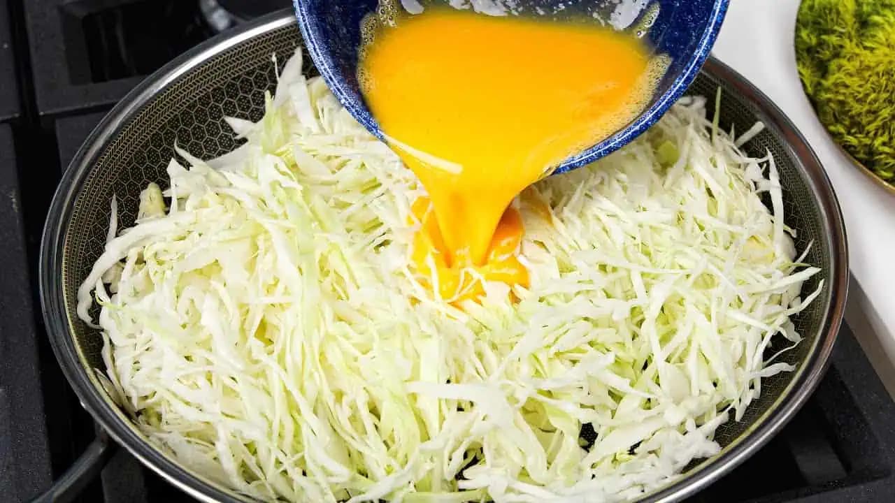 KAPUSTA s vajíčkom chutí lepšie ako mäso! Jednoduchý, rýchly a veľmi chutný recept na večeru!