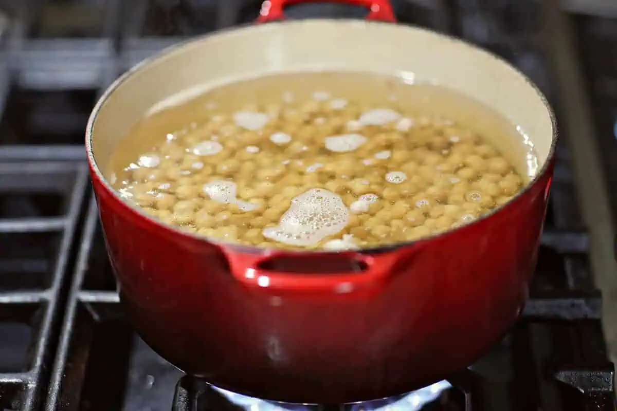TAJNÝ trik deda šéfkuchára ako variť fazuľu: Nikdy sa nerozvarí, je mäkká a zaručene vás z nej nebude nafukovať!