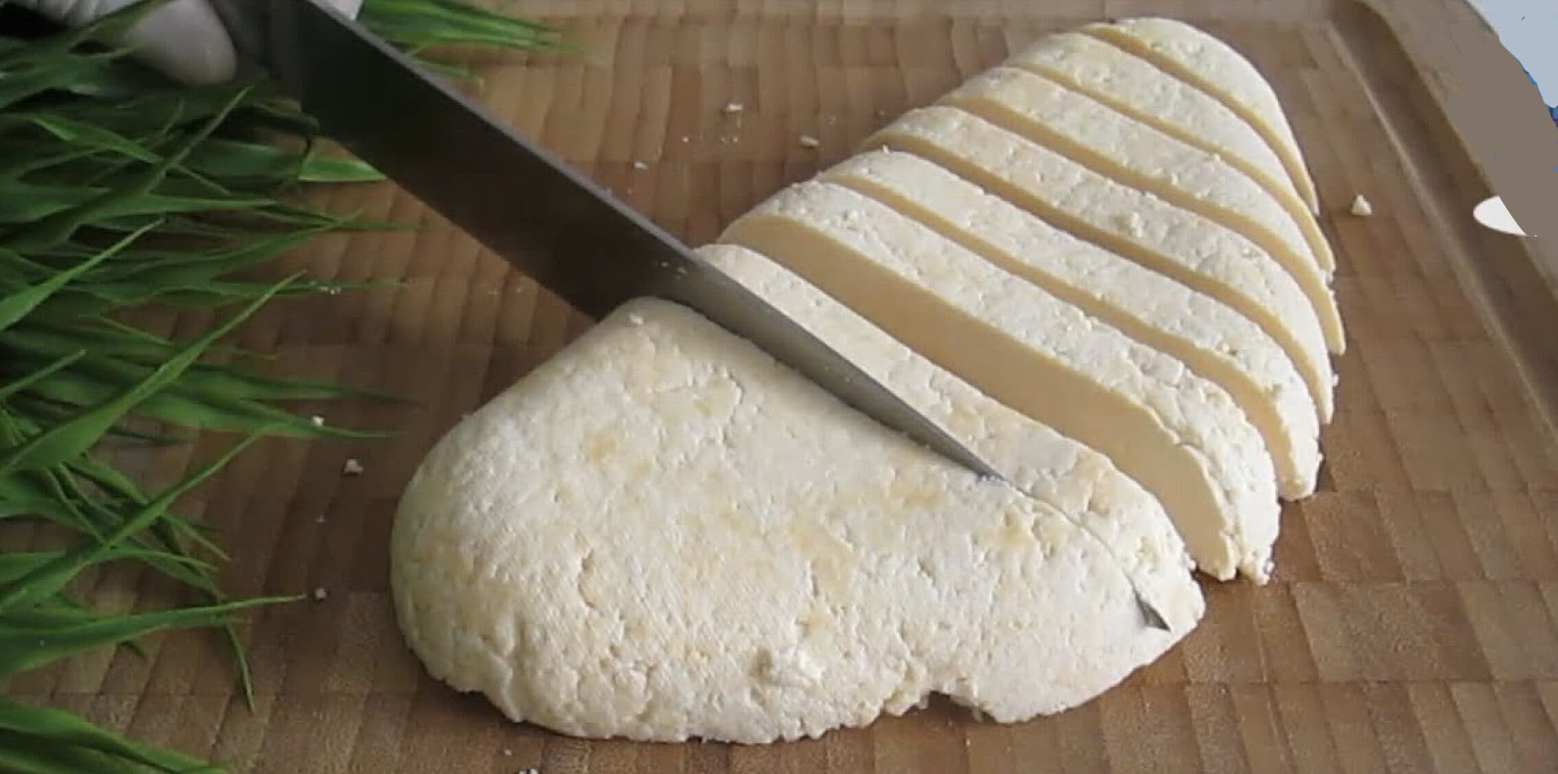 Nalejte vajcia do vriaceho mlieka a už nemusíte kupovať SYR v obchode: Iba 3 ingrediencie, málokto to pozná!