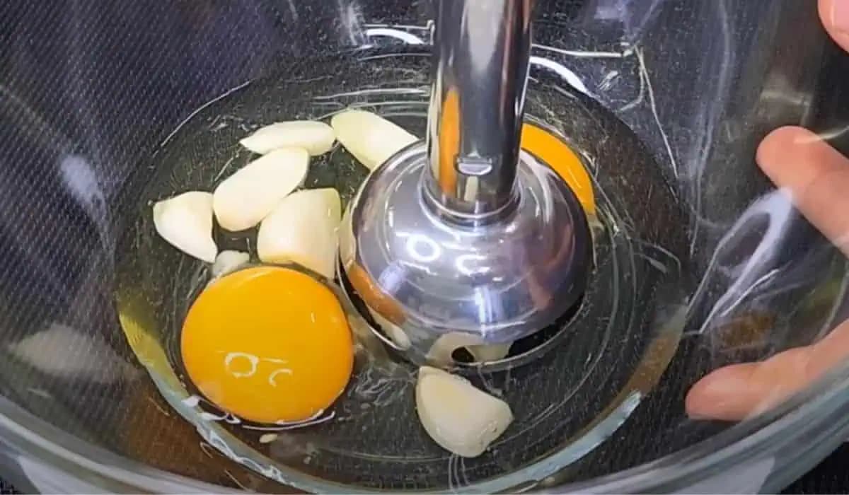 Rozbite 2 vajcia, pridajte cesnak a spustite mixér. Niečo tak dobré ste už dlho nejedli!