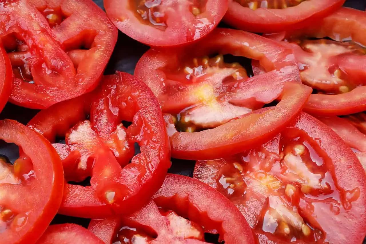 Pečené cesnakové paradajky: z tejto prílohy nepriberiete!