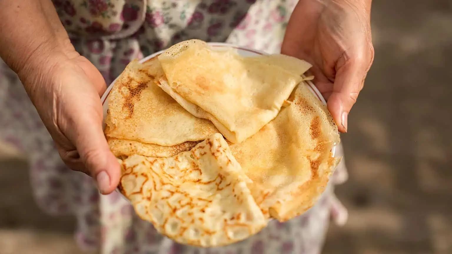 TOTO je hlavný dôvod, prečo sú babkine palacinky vyhlásené po celej dedine: Pri príprave cesta používa tento TRIK!