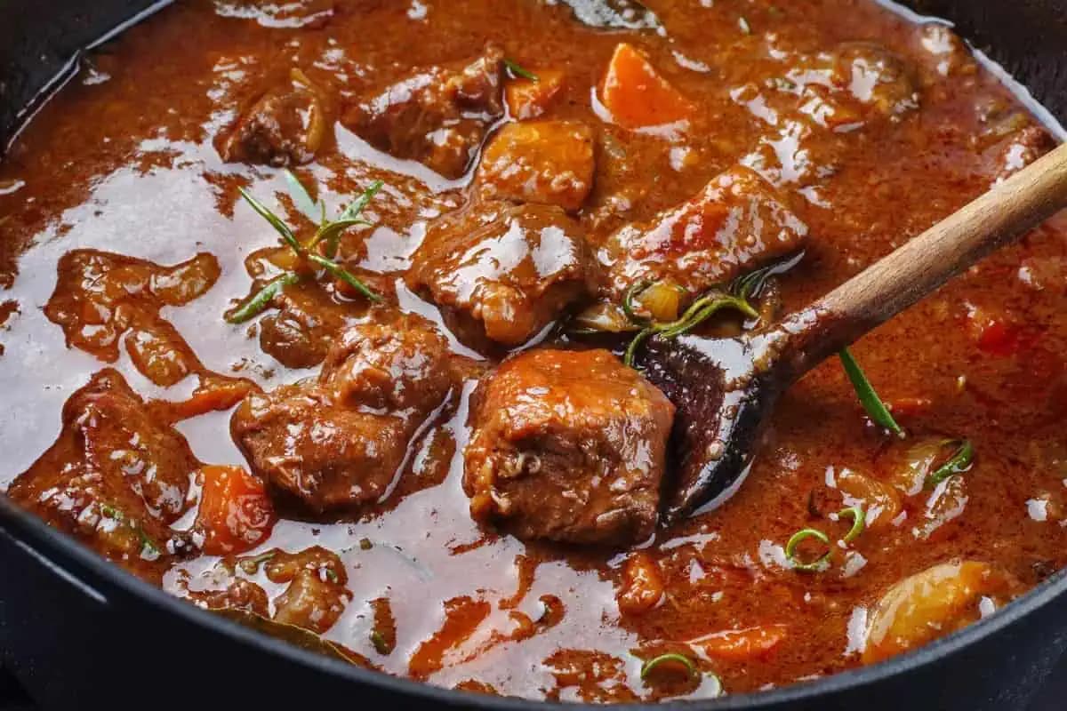 Do gulášu pridajte 3 polievkové lyžice: Mäso bude také mäkké, že sa doslova rozplýva v ústach!