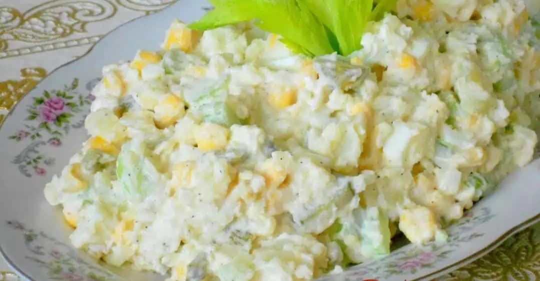 Dajte ho k rezňom namiesto zemiakov a nebude vám ťažko: Výborný zelerový šalát, pomôže aj pri chudnutí!