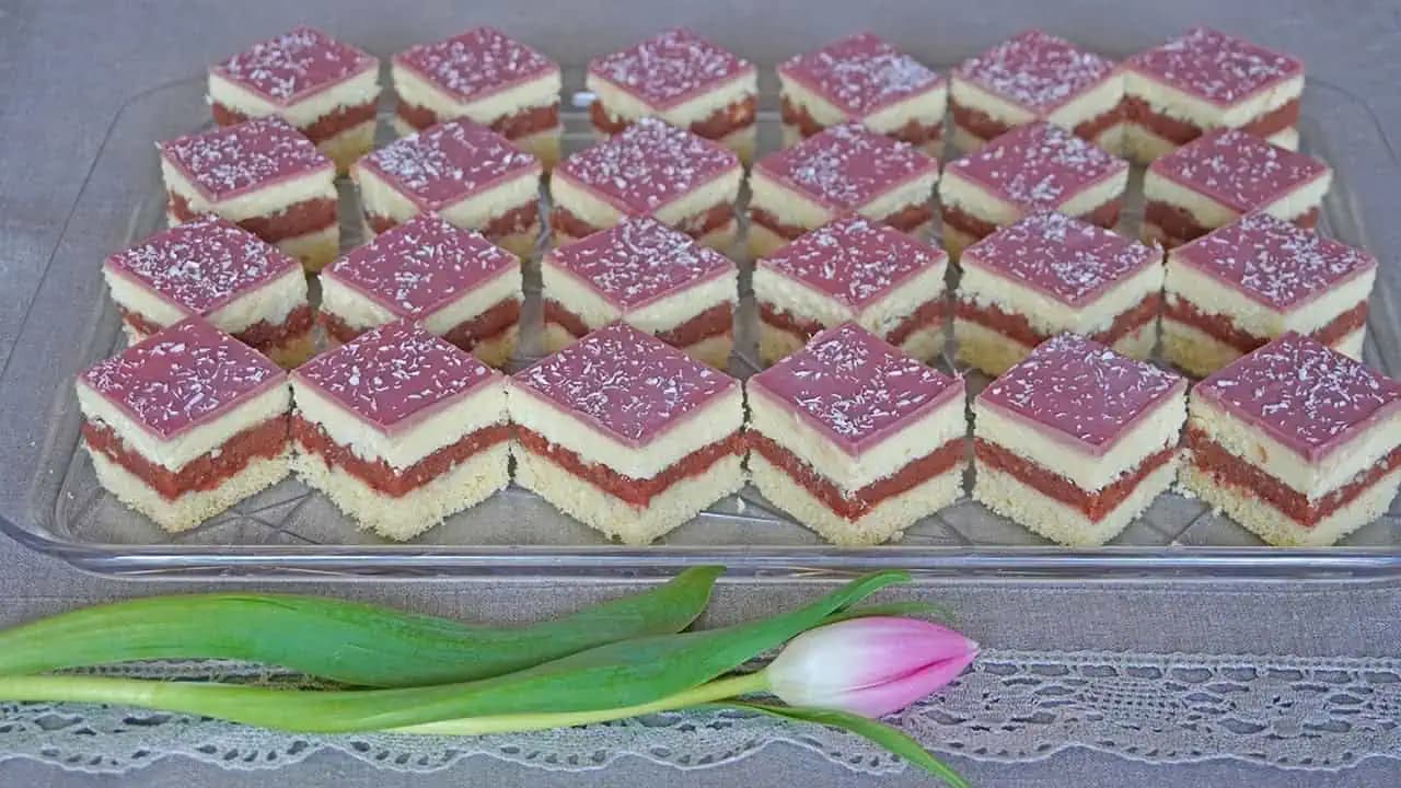 Punčové rezy s kokosom a piškótami: Úžasne jemný zákusok, ktorý musíte skúsiť!