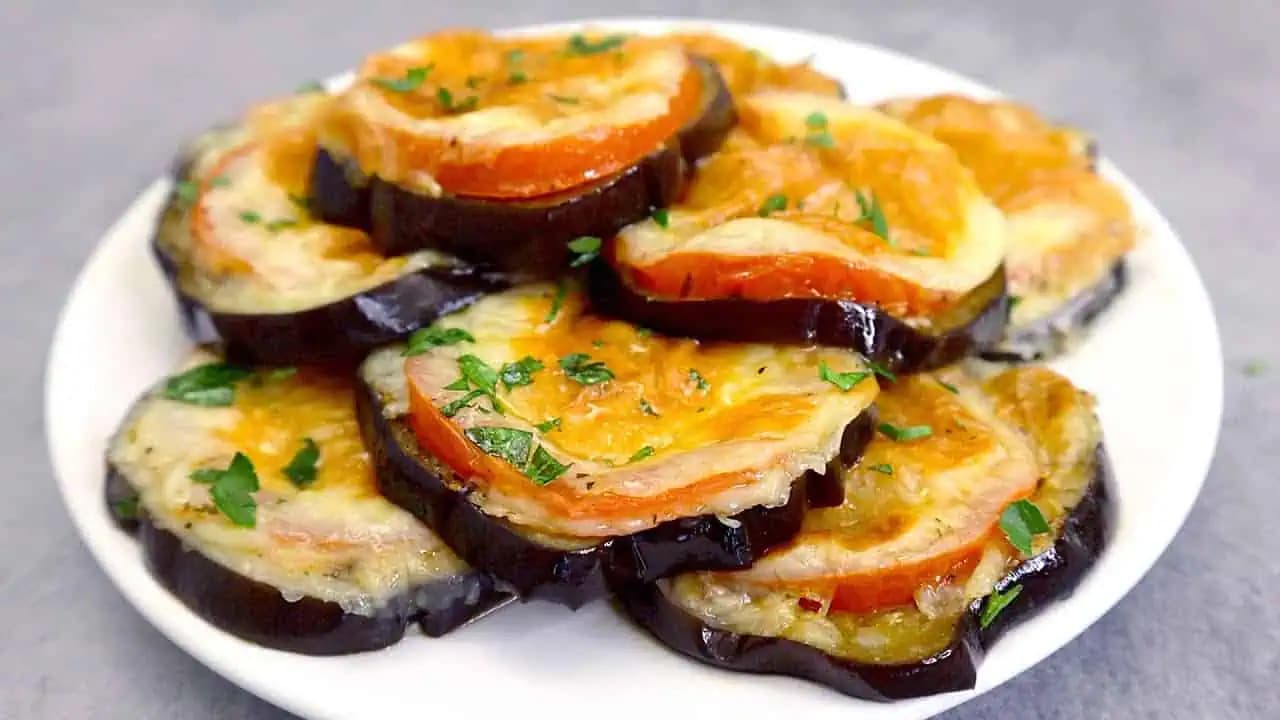 Baklažán už nevyprážam, toto je stokrát lepšie: Vynikajúce a rýchle predjedlo z rúry!