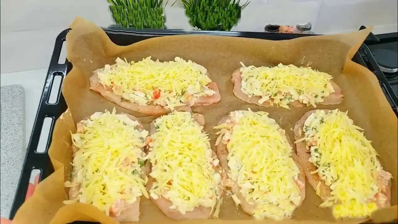 Šťavnaté kuracie rezne zapečené v rúre pod chrumkavou kôrkou: Neuveriteľné jedlo za pár minút!