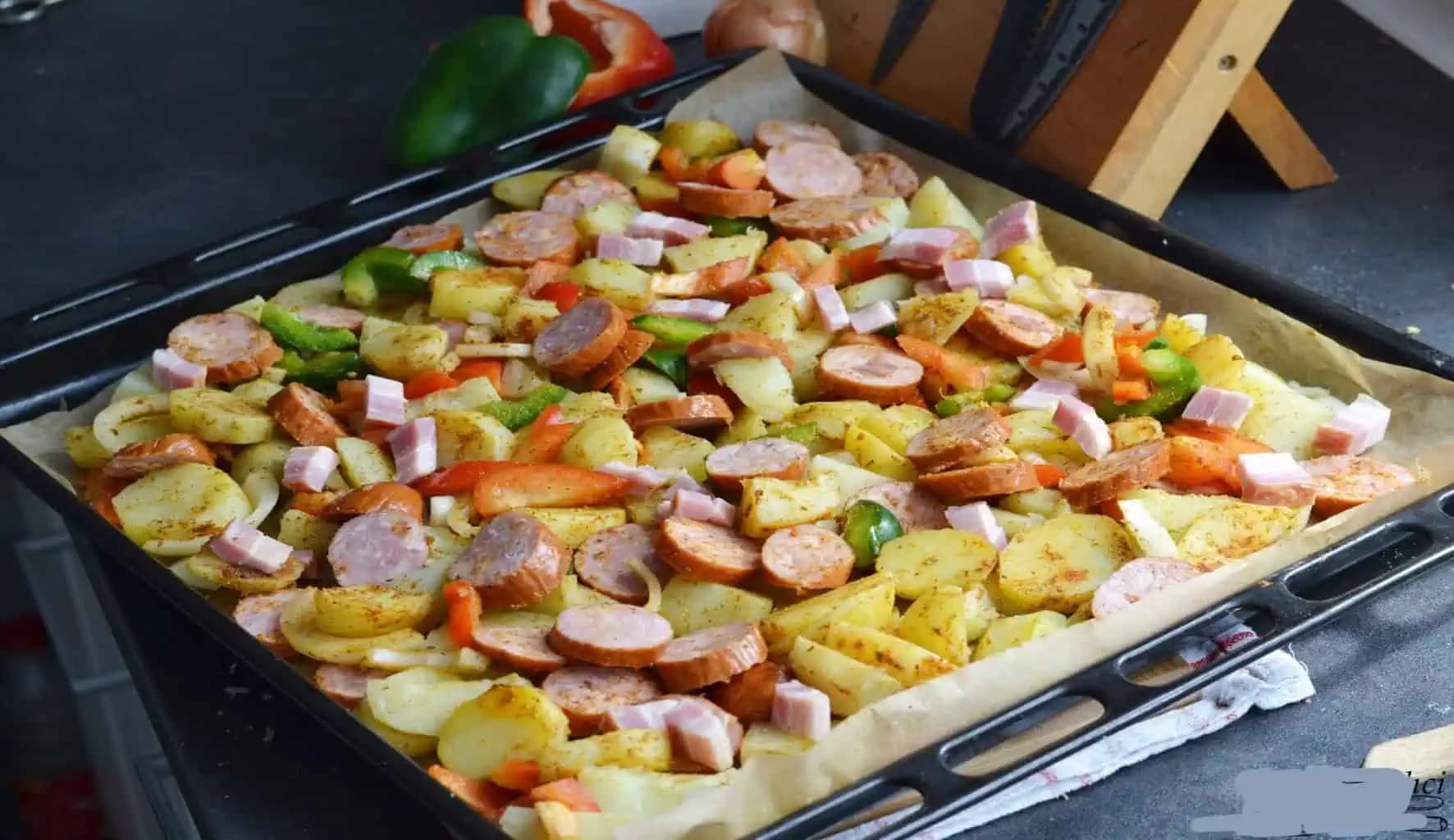 Všetko len nakrájam na plech a mám navarené na obed aj večeru: Sedliacke zemiaky pečené s klobásou!