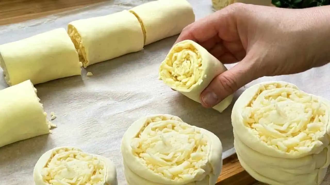 Syr len nastrúham na cesto, zrolujem a pečiem takto celý rok: Najväčšia DELIKATESA, aká môže byť!