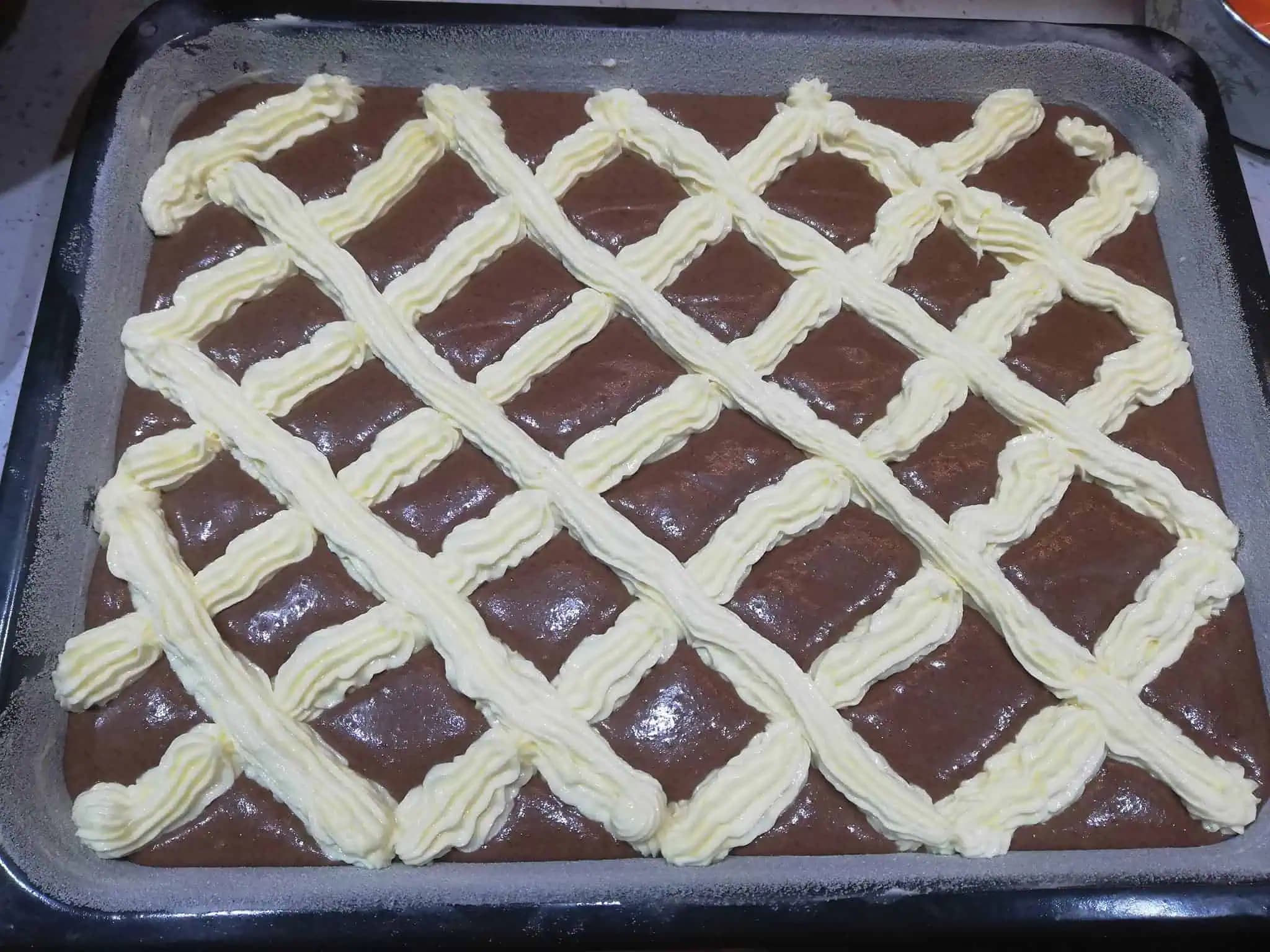 Hrnčekový koláč PREŠÍVANÁ DEKA s tvarohom a kakaom: Overená babičkina klasika!