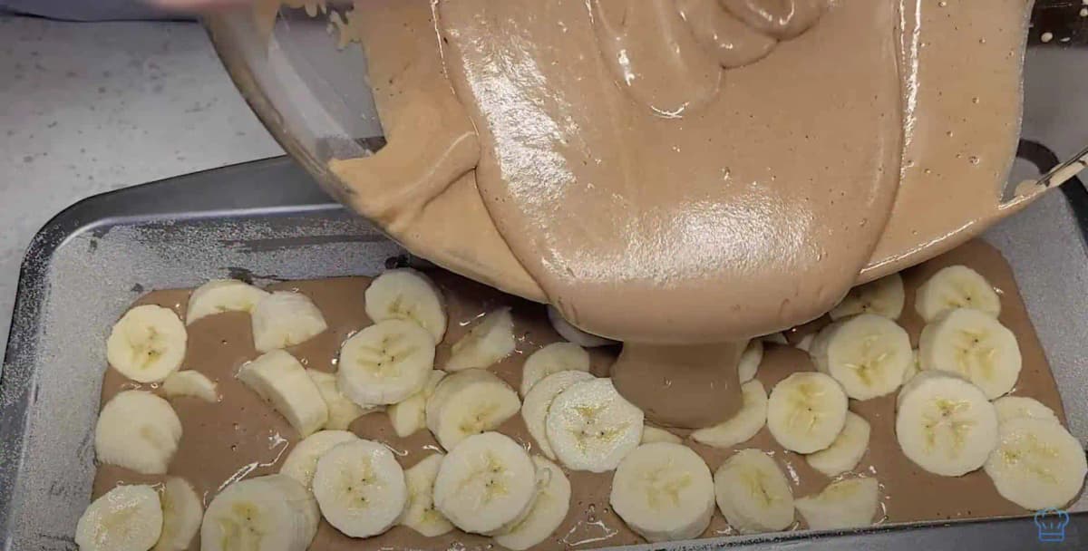 ROZLIATY banánový koláč budete robiť aj každý deň, tak je výborný: Rýchly a ľahký RECEPT z hrnčeka – cesto ako bavlnka!
