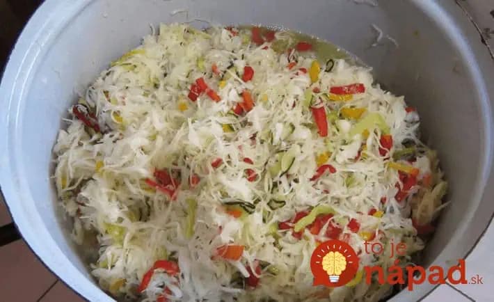 Kto skúsi túto čalamádu, už nebude robiť inú: Je pripravovaná za studena, bez sterilizácie a chutí fantasticky – zajtra môžete ochutnávať!